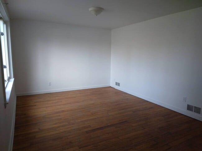 Building Photo - 810 Sullivan Ct