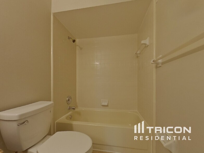 Building Photo - 854 N Jerico Dr