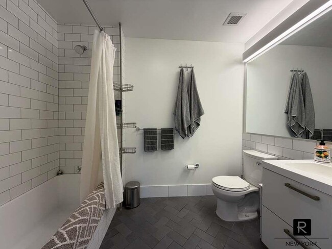 Building Photo - 180 Broome St