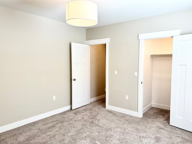 Building Photo - 6953 Canyon Meadows Dr