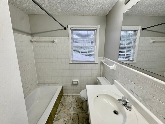 Building Photo - 2664 Richwood St