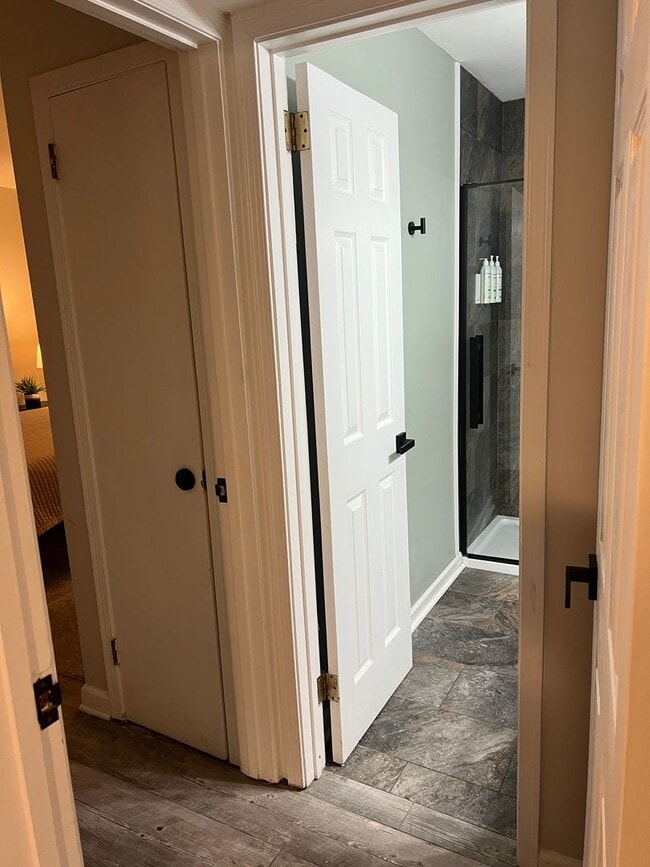 Building Photo - Furnished Updated Condo on HHI - Walk to the Beach!