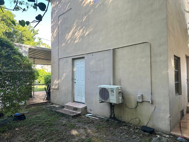 Building Photo - 340 Mendoza Ave