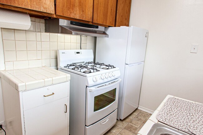 Building Photo - Large Studio in Glendale