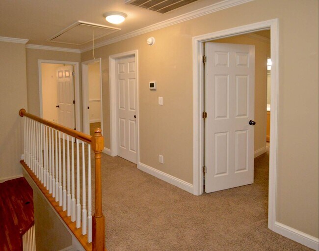 Building Photo - 332 Wyndhurst