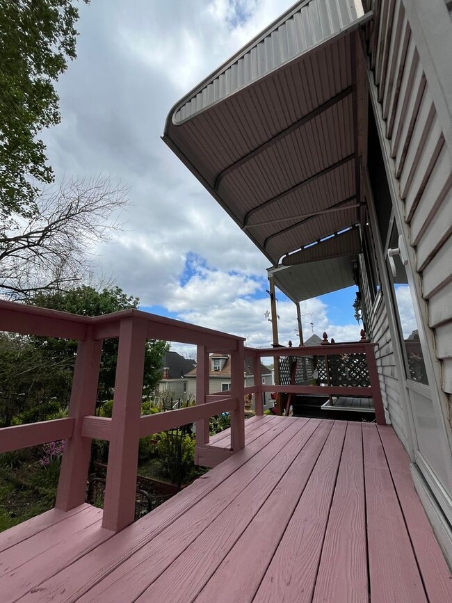 Building Photo - Large 2 Bed, 1 Bath Home, with Office/Bonus Room! Available Now!