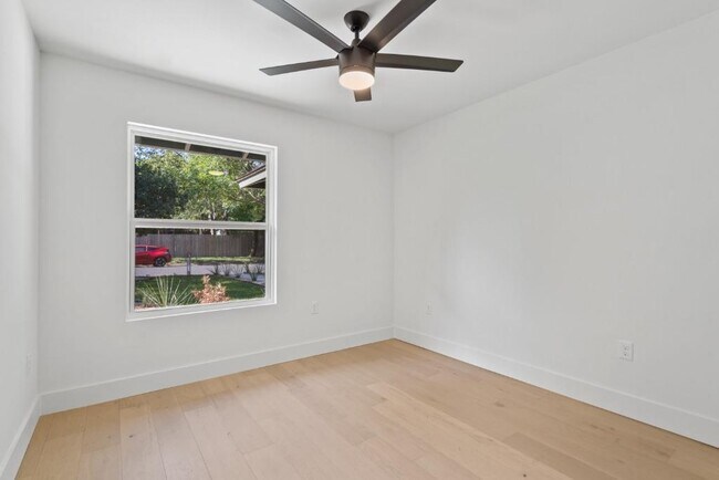 Building Photo - 1520 Villanova Dr