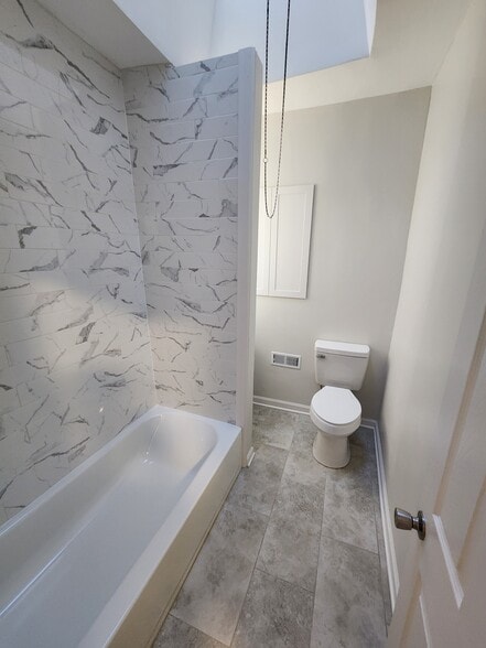 2nd Floor Full Bathroom - 1128 S 54th St