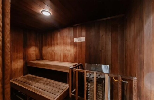 Building Photo - AWESOME 2 BEDROOM 2 BATH UNIT