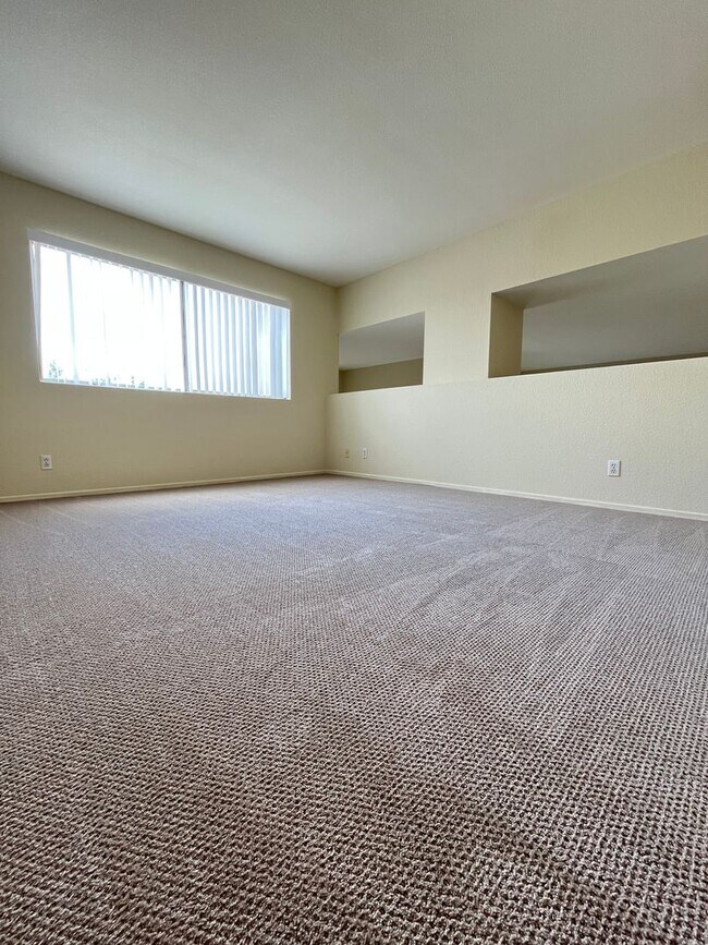 Building Photo - JUST REFURBISHED SPACIOUS DUAL MASTER COND...