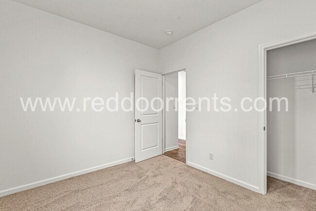 Building Photo - ? Move In Now and Get 6 Months of the Resi...