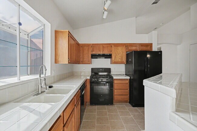 Building Photo - 2054 Cardigan Ave