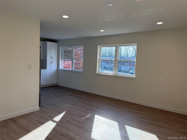 Building Photo - 5 Colonial Dr