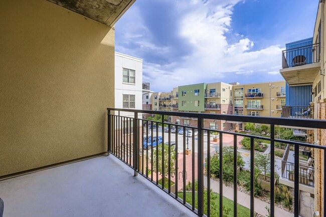 Building Photo - Modern 1 BDR in Peloton - All the Amenities