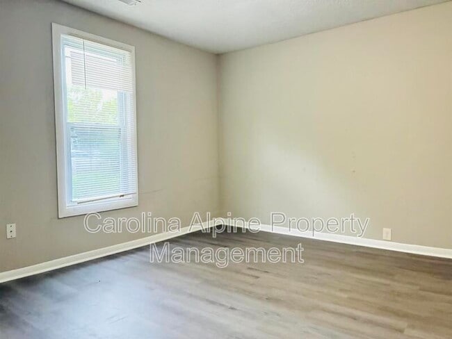 Building Photo - 514 S Maple St