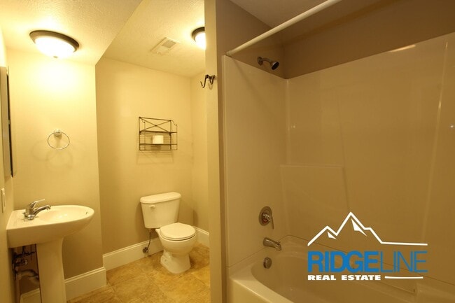 Building Photo - MOVE IN SPECIAL! Large Remodeled Condo with Garage for Lease!