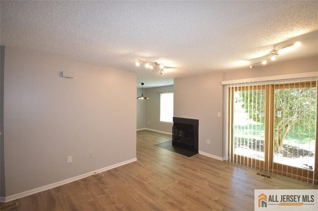 Building Photo - 49 Farnham Square