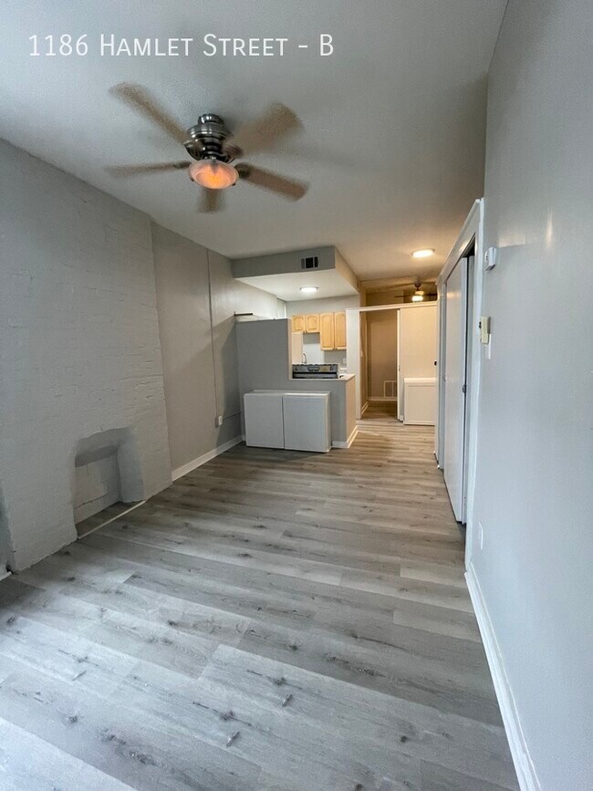 Building Photo - 1186 Hamlet St