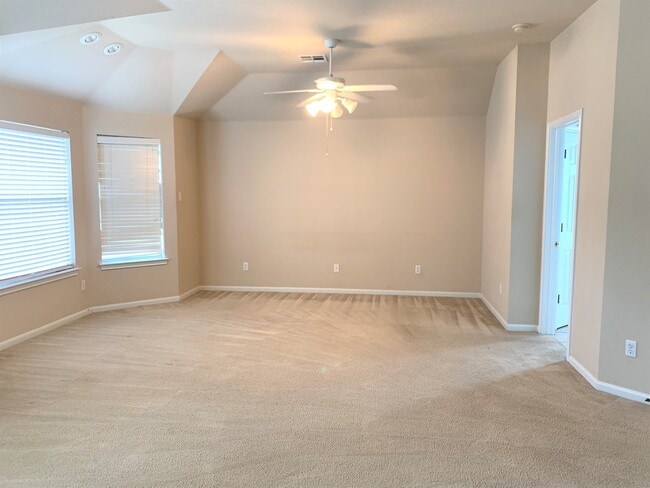 Building Photo - Two story home on large lot in the Ridge a...