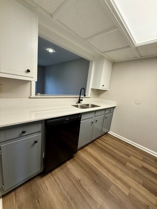Building Photo - 2 bed / 1.5 bath townhome in Oakwood