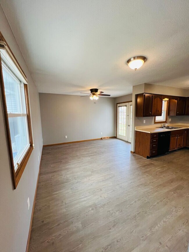 Building Photo - 3 Bedroom Home w/ Garage in Marion, IA