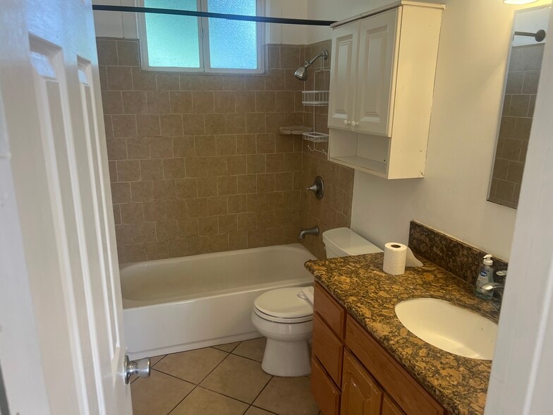 Bath - 18513 Mansel Ave
