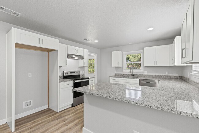 Building Photo - Charming in Cleburne!