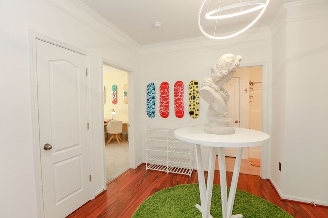 Building Photo - Riverside  Condo-RARE-Ready Jan 26