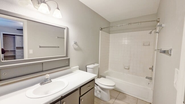 Building Photo - 3 Bedroom 2.5 Bathroom Townhouse Available...