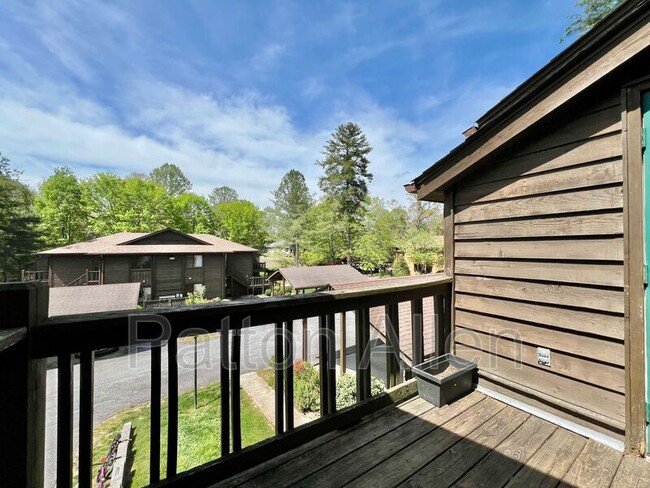 Building Photo - 530 Courtwood Ln