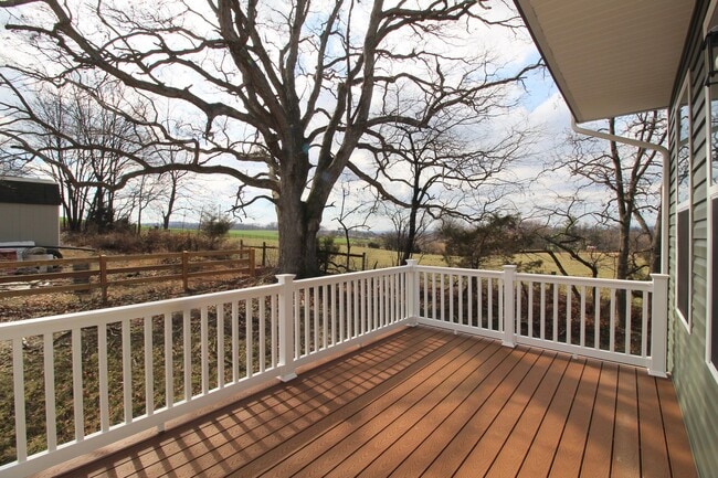 Building Photo - 3 Bedroom 2.5 Townhome Available Now!