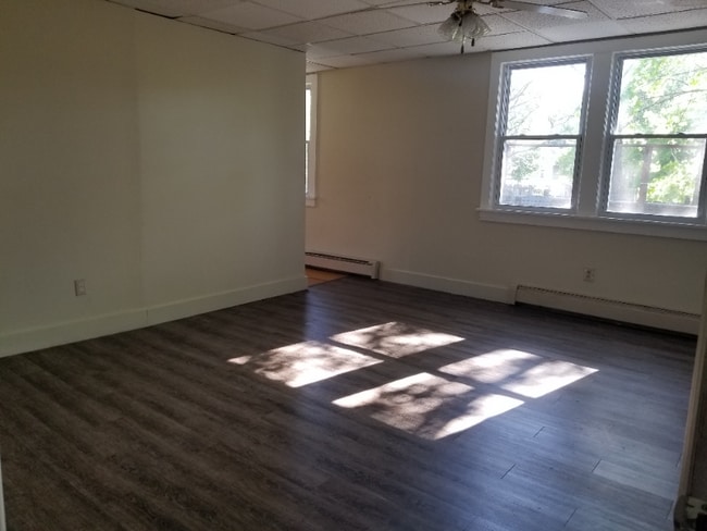 Building Photo - 127 Monomonock Rd