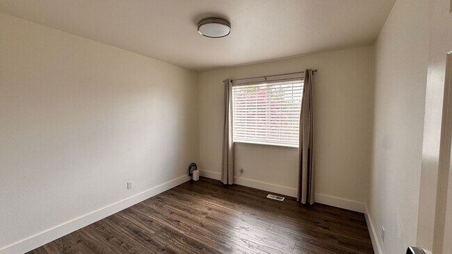 Building Photo - Spacious & Modern 4-Bedroom Home in Kent
