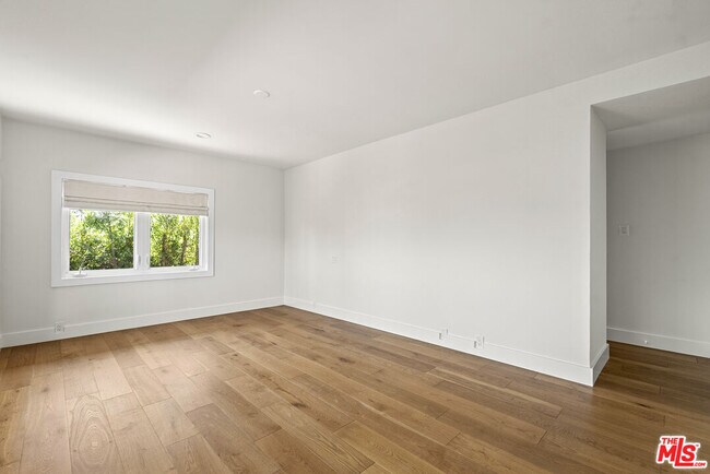 Building Photo - 9881 Beverly Grove Dr