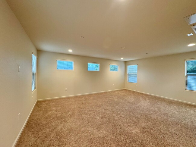 Building Photo - TENTATIVELY RENTED Spacious 2 Bedroom, 2 B...