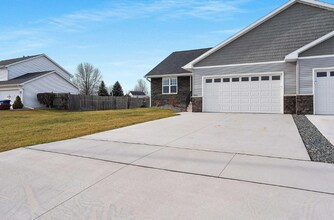 Building Photo - 4 Bedroom- 2.5 Bathroom New Build Duplex- Pulaski!