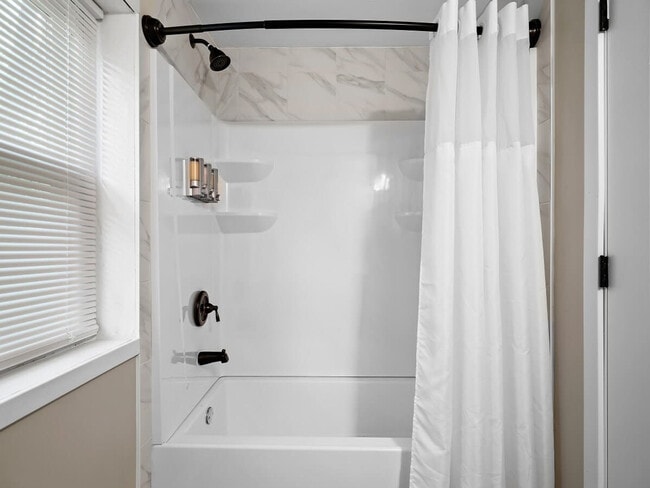 Building Photo - 7525 Lake Rd E