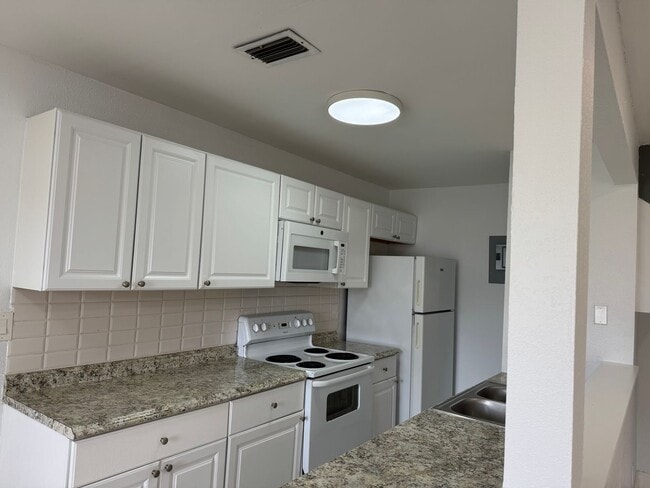 Building Photo - ** Sweeeet Deal! 2 Bedroom 1 Bath** Hablam...