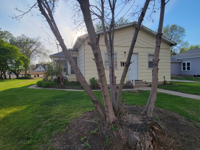 Building Photo - 617 7th Ave