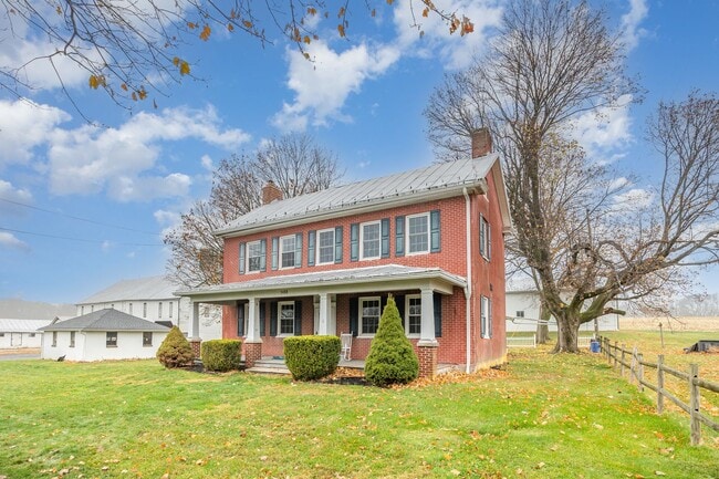Building Photo - Beautiful updated 3/4 bedroom farmhouse