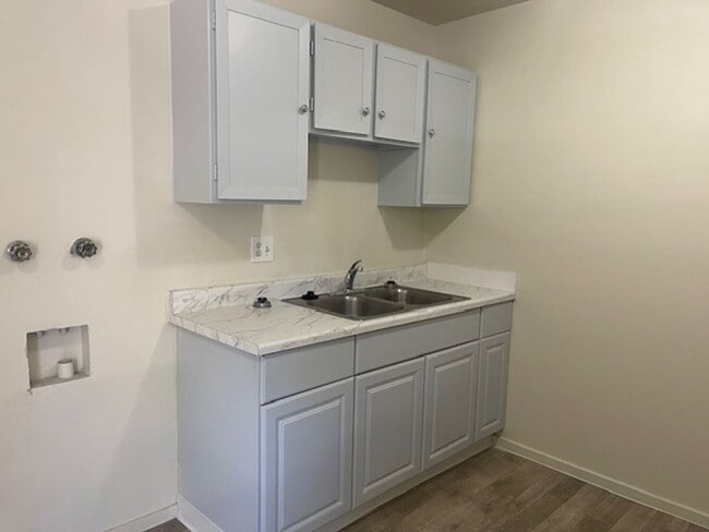 Building Photo - Clean 2 bedroom Duplex Near UNR