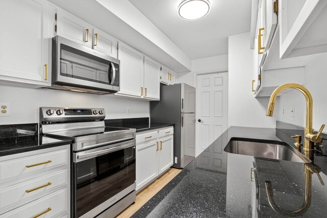 Building Photo - Very Nicely Update Condo in Prime Location!