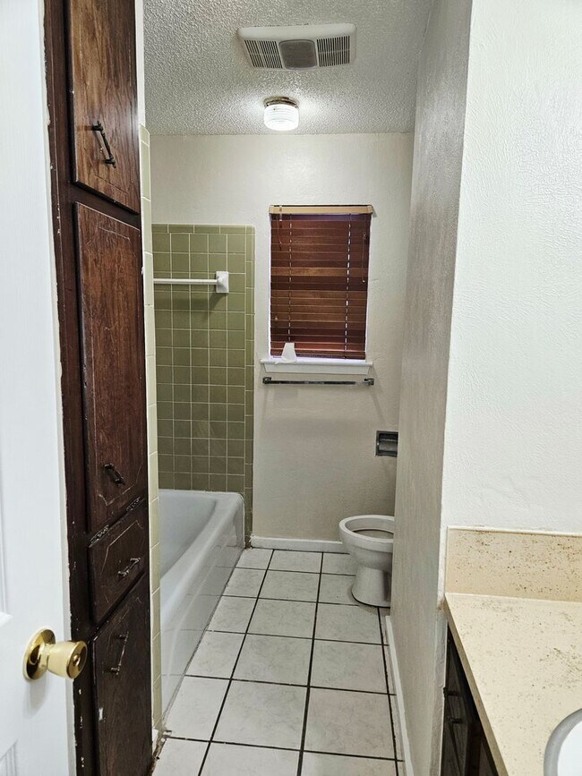 Building Photo - 2 BEDROOM HOUSE AVAILABLE NOW!