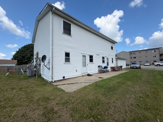 Building Photo - 706 Crescent Dr