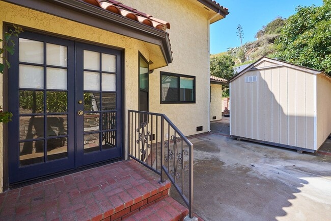 Building Photo - Aqua Vista - Entertainers Playhouse