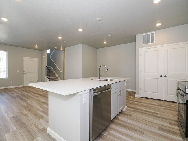 Building Photo - Saratoga Springs Twin Home