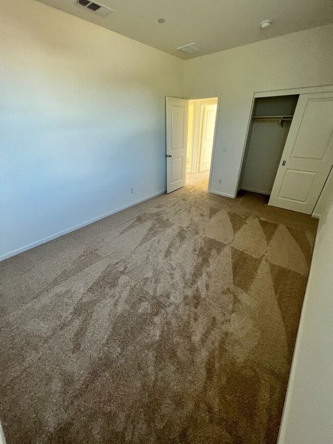 Building Photo - 5 Bedroom home with FULL MOTHER IN LAW SUITE and MASSIVE backyard