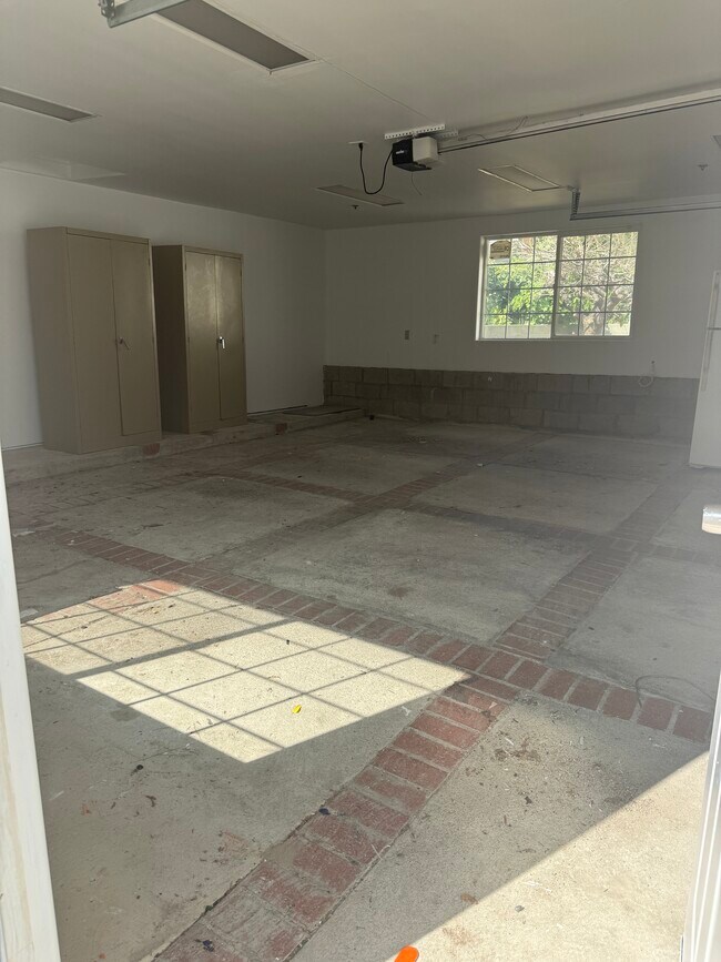 Building Photo - 2045 Bellevue Dr