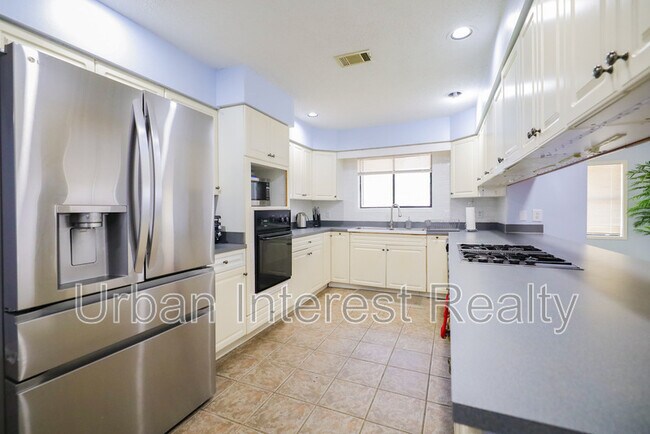 Building Photo - 424 Beach Dr