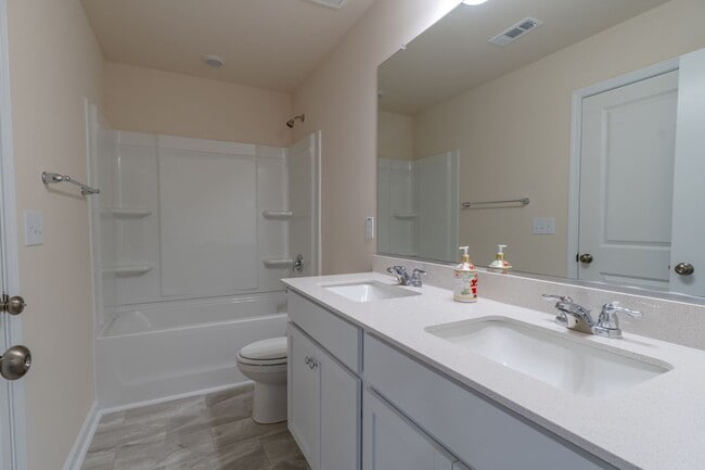 Building Photo - Comfortable home in a great area!